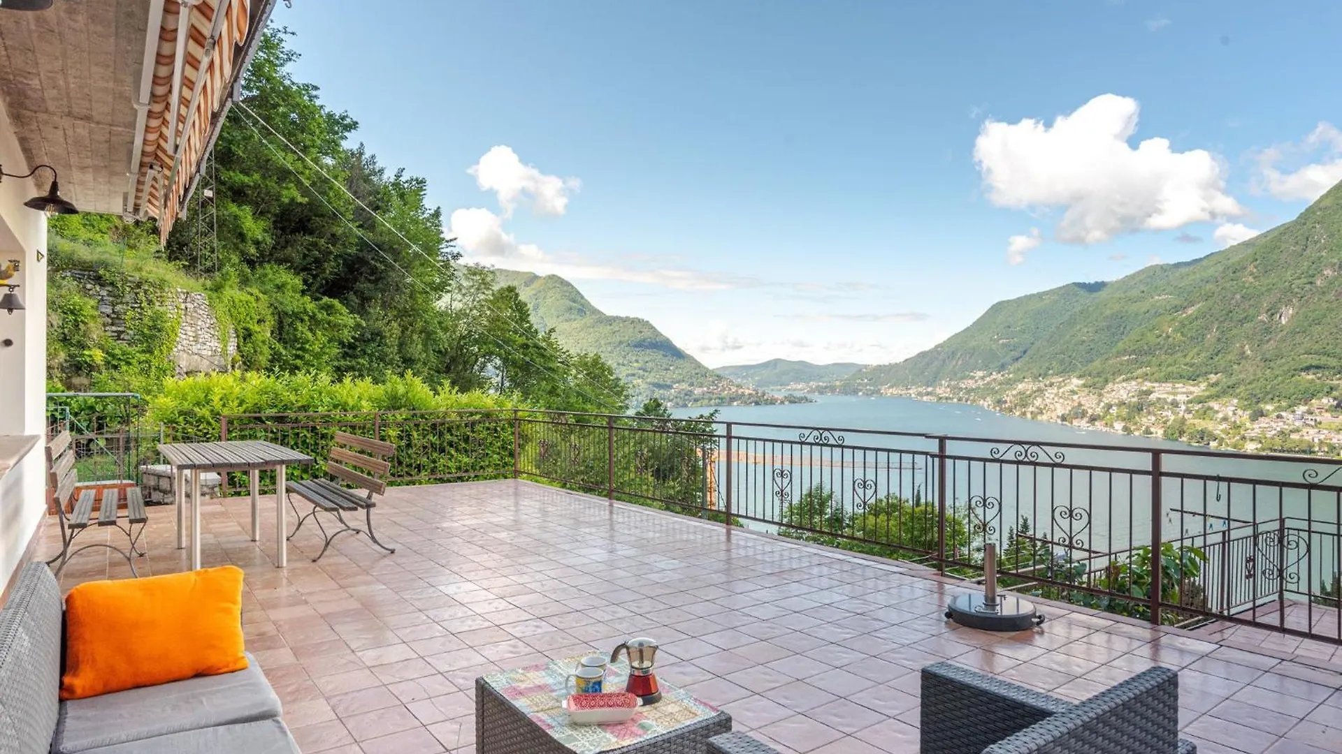 Lovely Lake View Apartment With Terrace location